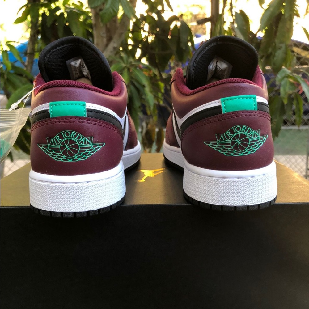 Air Jordan 1 Low “Beetroot” Size 5.5Y/ 7 Women - Picture 2 of 4
